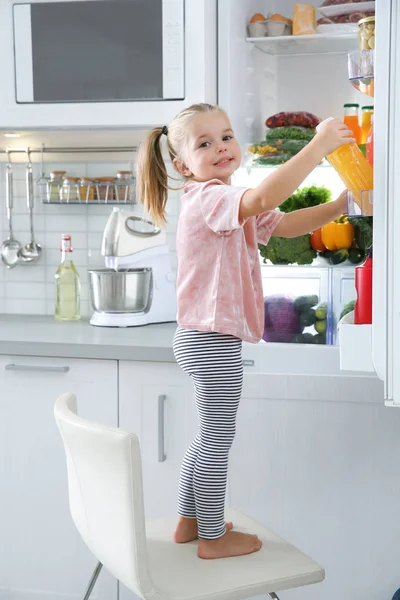 Aranyos Lány Vesz Üveg Hűtőszekrény Konyha — Stock Fotó