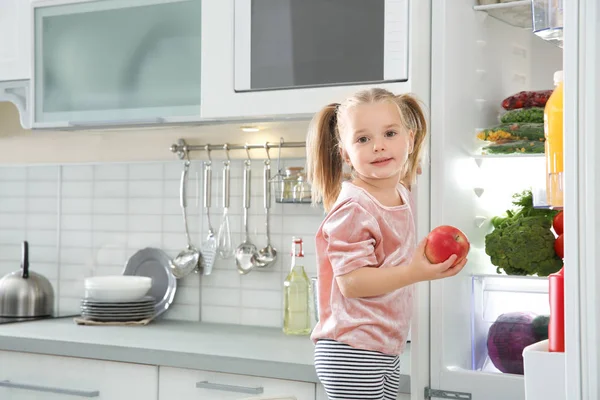 Aranyos Lány Vesz Almát Konyhában Hűtőszekrény — Stock Fotó