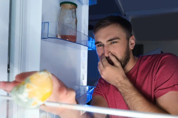 Homem Fedendo Queijo Velho Fedorento Geladeira — Fotografia de Stock