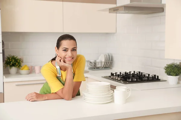 Mulher Bonita Com Pratos Limpos Xícaras Mesa Cozinha — Fotografia de Stock