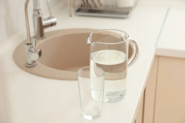 Грудаста Склянка Водою Столі Кухні — стокове фото
