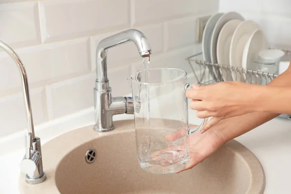 Woman Pouring Water Glass Jug Kitchen Closeup — Stock Photo, Image