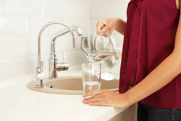 Woman Pouring Water Jug Glass Kitchen Closeup — Stock Photo, Image