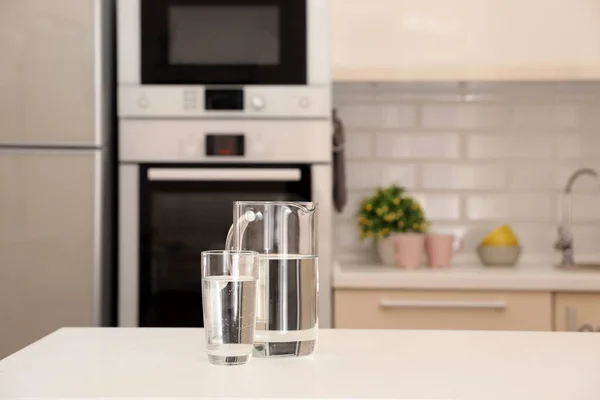 Jarro Vidro Com Água Mesa Cozinha Espaço Para Texto — Fotografia de Stock