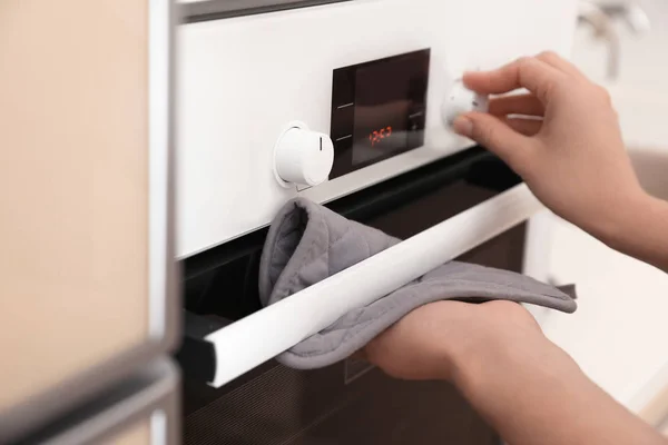 Vrouw Aanpassen Elektrische Oven Keuken Close — Stockfoto