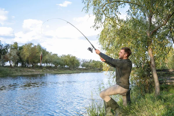 Férfi Rúd Halászat Riverside Szabadidős Tevékenység — Stock Fotó