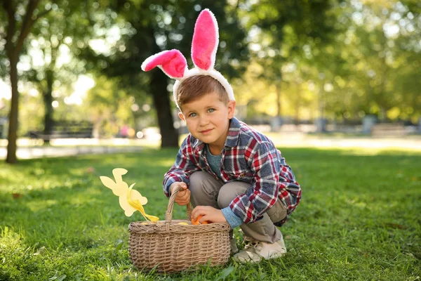 Netter Kleiner Junge Mit Hasenohren Und Korb Mit Ostereiern Park — Stockfoto