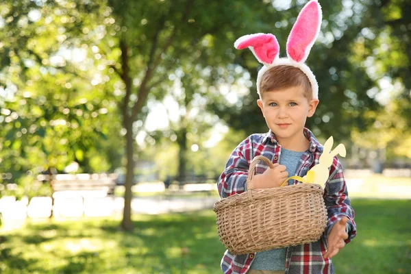 Netter Kleiner Junge Mit Hasenohren Und Korb Mit Ostereiern Park — Stockfoto