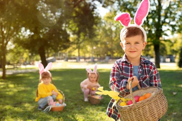 Ragazzino Carino Con Orecchie Coniglio Cesto Uova Pasqua Nel Parco — Foto Stock