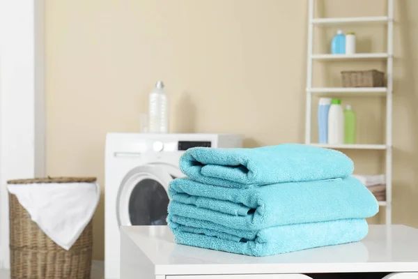 Çamaşır Odasında Masada Temiz Yumuşak Havlu Yığını Metin Için Yer — Stok fotoğraf