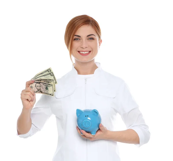 Retrato Médico Feminino Com Banco Porquinho Dinheiro Fundo Branco — Fotografia de Stock