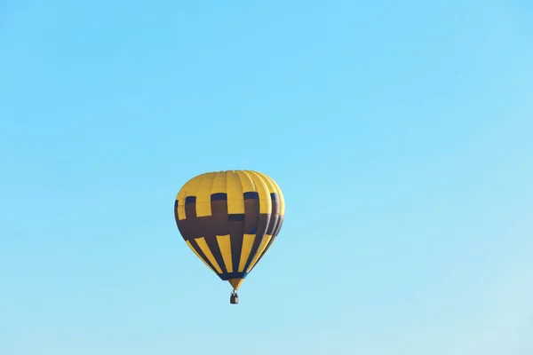 Bunte Heißluftballons Fliegen Blauem Himmel Raum Für Text — Stockfoto