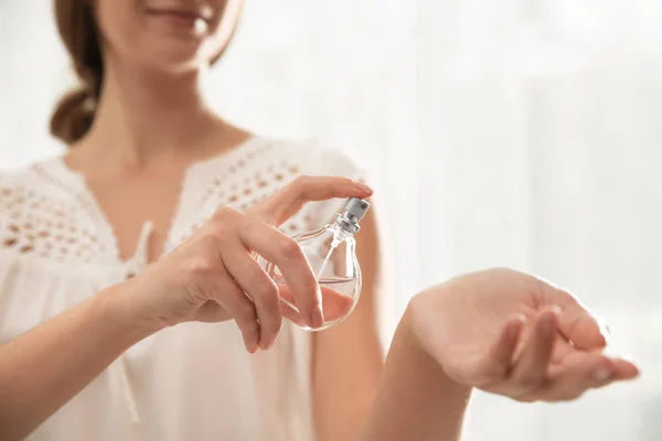 Jovem Mulher Usando Perfume Dentro Casa Close — Fotografia de Stock