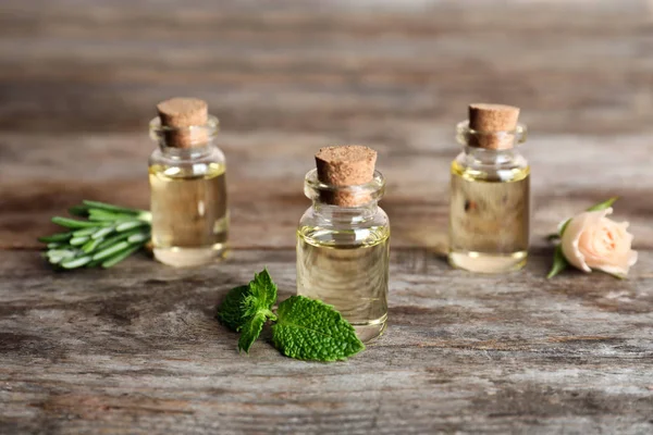 Diferentes Óleos Essenciais Garrafas Vidro Ingredientes Mesa Madeira — Fotografia de Stock