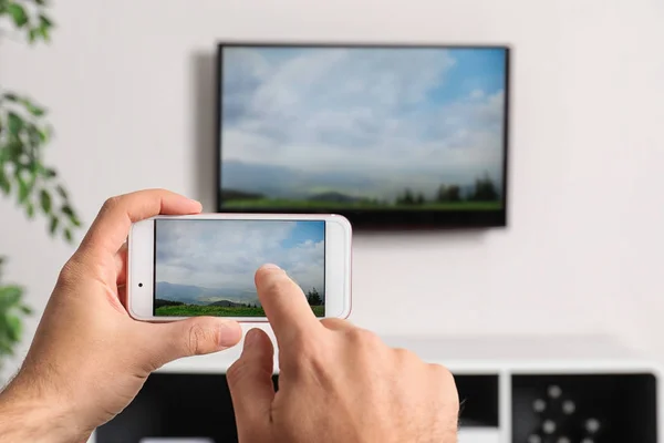 Mujer Con Smartphone Conectado Televisor Sala Estar — Foto de Stock