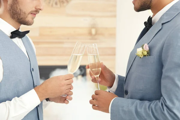Casal Gay Recém Casado Com Copos Champanhe Casa Close — Fotografia de Stock