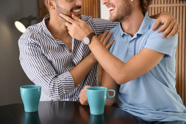 Feliz Gay Casal Com Café Mesa Dentro Casa Close — Fotografia de Stock