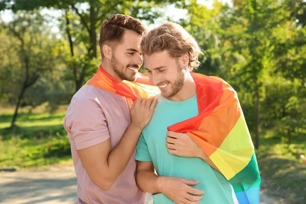 Szczęśliwa Para Gejów Tęczowa Flaga Zewnątrz — Zdjęcie stockowe