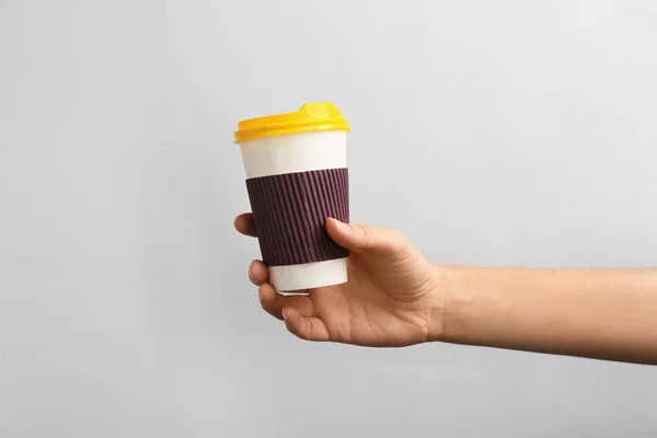 Женщина Держит Чашку Кофе Вынос Бумаги Светлом Фоне — стоковое фото