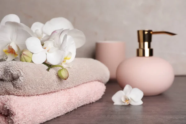 Stilvoller Seifenspender Und Handtücher Mit Blumen Auf Dem Tisch — Stockfoto