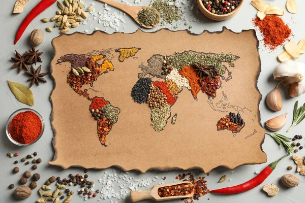 Папір Світовою Картою Різних Ароматичних Спецій Сірому Фоні Плоский — стокове фото