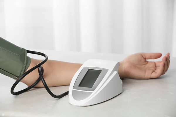 Woman Checking Pulse Blood Pressure Sphygmomanometer Table Closeup — Stock Photo, Image