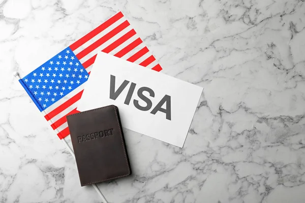パスポートと大理石の背景にビザの単語のフラグ フラット横たわっていた成分 テキストのためのスペース — ストック写真