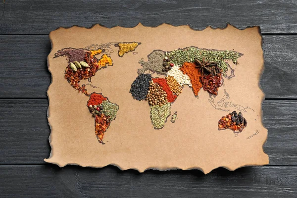 Papír Mapa Světa Různých Aromatických Koření Dřevěné Pozadí Pohled Shora — Stock fotografie