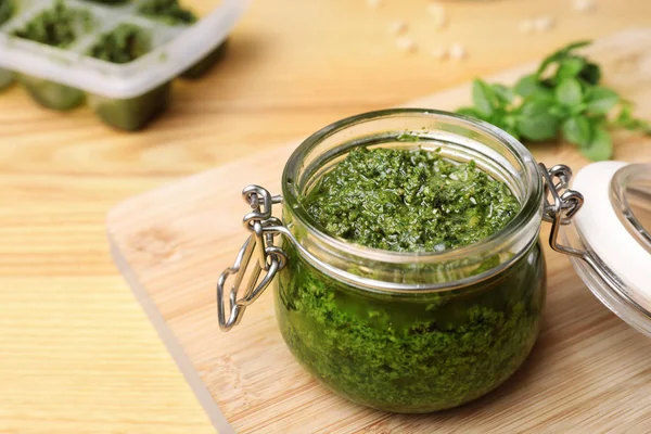 Yapımı Fesleğen Pesto Sos Cam Ahşap Tablo — Stok fotoğraf