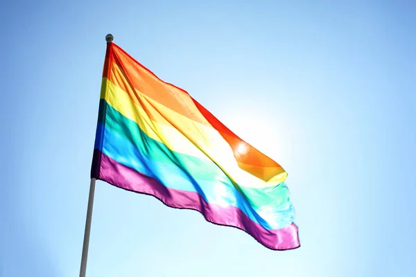 Rainbow Lgbt Vlajka Vlaje Pozadí Modré Oblohy Gay Hnutí Práva — Stock fotografie
