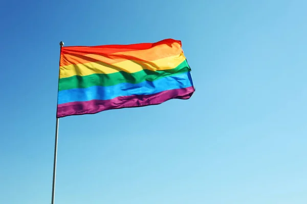 Bandera Rainbow Lgbt Espacio Para Texto Sobre Fondo Azul Cielo — Foto de Stock