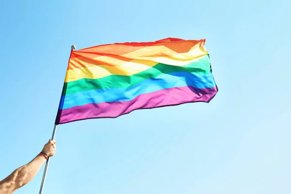 Gay Hombre Celebración Arco Iris Lgbt Bandera Azul Cielo Fondo — Foto de Stock