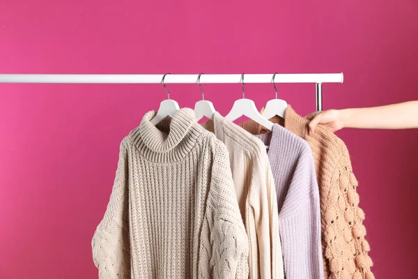Mujer Elegir Suéter Rack Contra Fondo Color —  Fotos de Stock