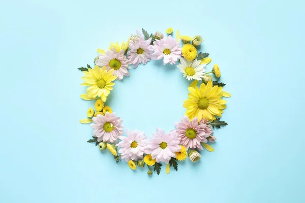Schöne Kamillenblüten Auf Farbigem Hintergrund Flache Lage Mit Platz Für — Stockfoto
