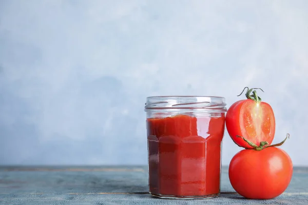Pot Met Zelfgemaakte Tomatensaus Groenten Een Lichte Achtergrond Ruimte Voor — Stockfoto