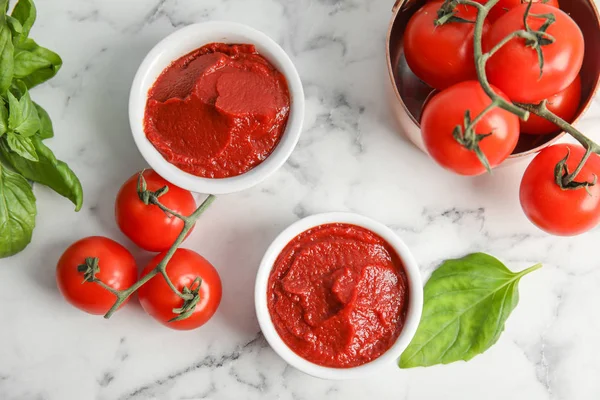 Flache Komposition Mit Leckerer Hausgemachter Tomatensauce Auf Marmorhintergrund — Stockfoto