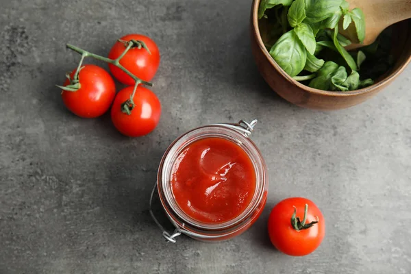 Compositie Met Heerlijke Zelfgemaakte Tomatensaus Tafel Bovenaanzicht — Stockfoto