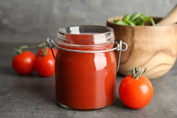 Composition Avec Sauce Tomate Pot Sur Table — Photo
