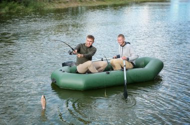 Arkadaşlar Nehri üzerinde tekneden balık tutma. Eğlence etkinliği