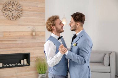 Mutlu yeni evli gay çift evde dans