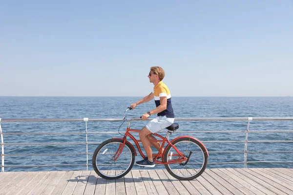 Привабливий Чоловік Їде Велосипеді Біля Моря Сонячний День — стокове фото