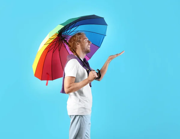 Mannen Med Rainbow Paraply Färg Bakgrunden — Stockfoto