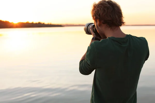 Männlicher Fotograf Fotografiert Sonnenuntergang Fluss Mit Professioneller Kamera Freien — Stockfoto