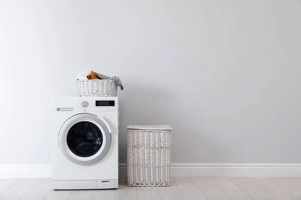 Mesin Cuci Dengan Binatu Dan Keranjang Dekat Dinding Ruang Untuk — Stok Foto