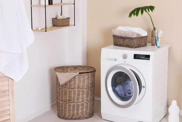 Interior Ruang Cuci Dengan Mesin Cuci Dekat Dinding — Stok Foto