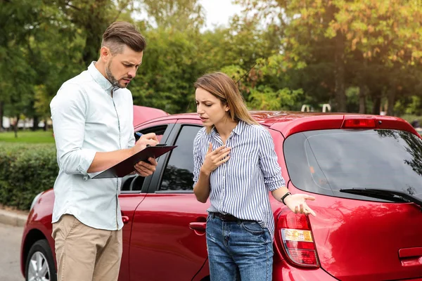 Gente Cerca Rojo Roto Coche Calle — Foto de Stock