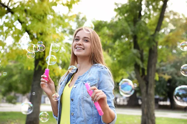 Jeune Femme Soufflant Bulles Savon Dans Parc — Photo