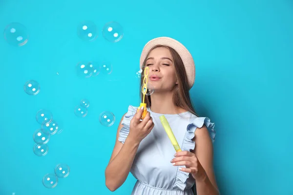 Молодая Женщина Выдувает Мыльные Пузыри Цветном Фоне — стоковое фото