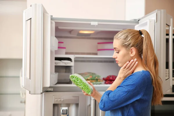 Junge Frau Mit Gefrorenen Grünen Erbsen Der Nähe Des Offenen — Stockfoto