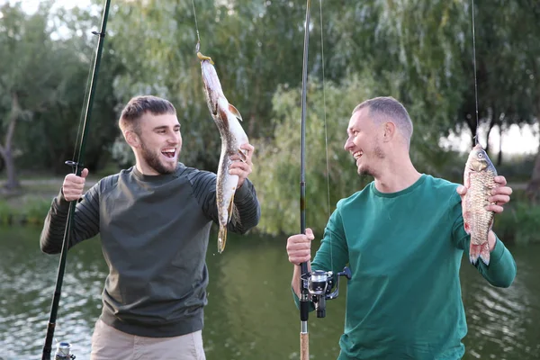 Przyjaciele Wędki Złapać Riverside Rekreacyjne — Zdjęcie stockowe